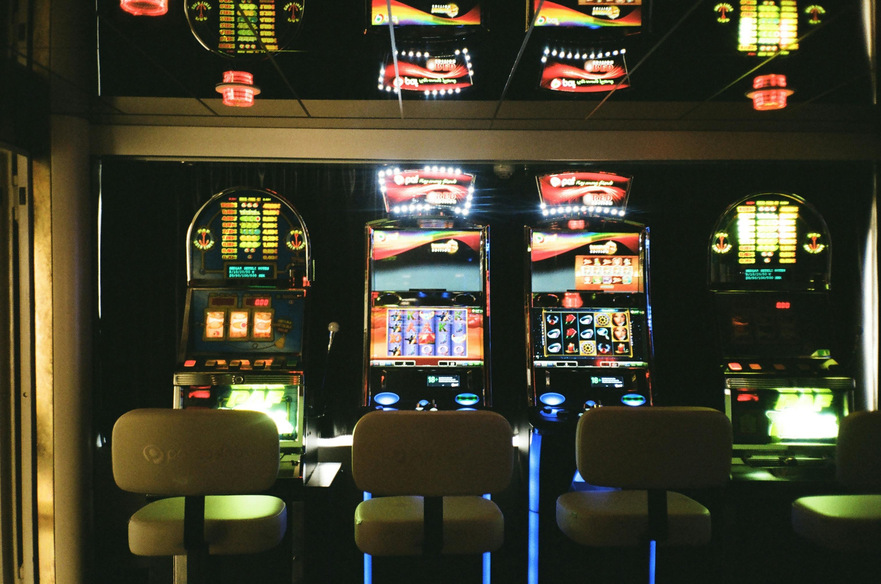 Video dealer dengan kualitas HD dan multi-kamera Area video dealer Lightning Baccarat dengan multi-kamera HD